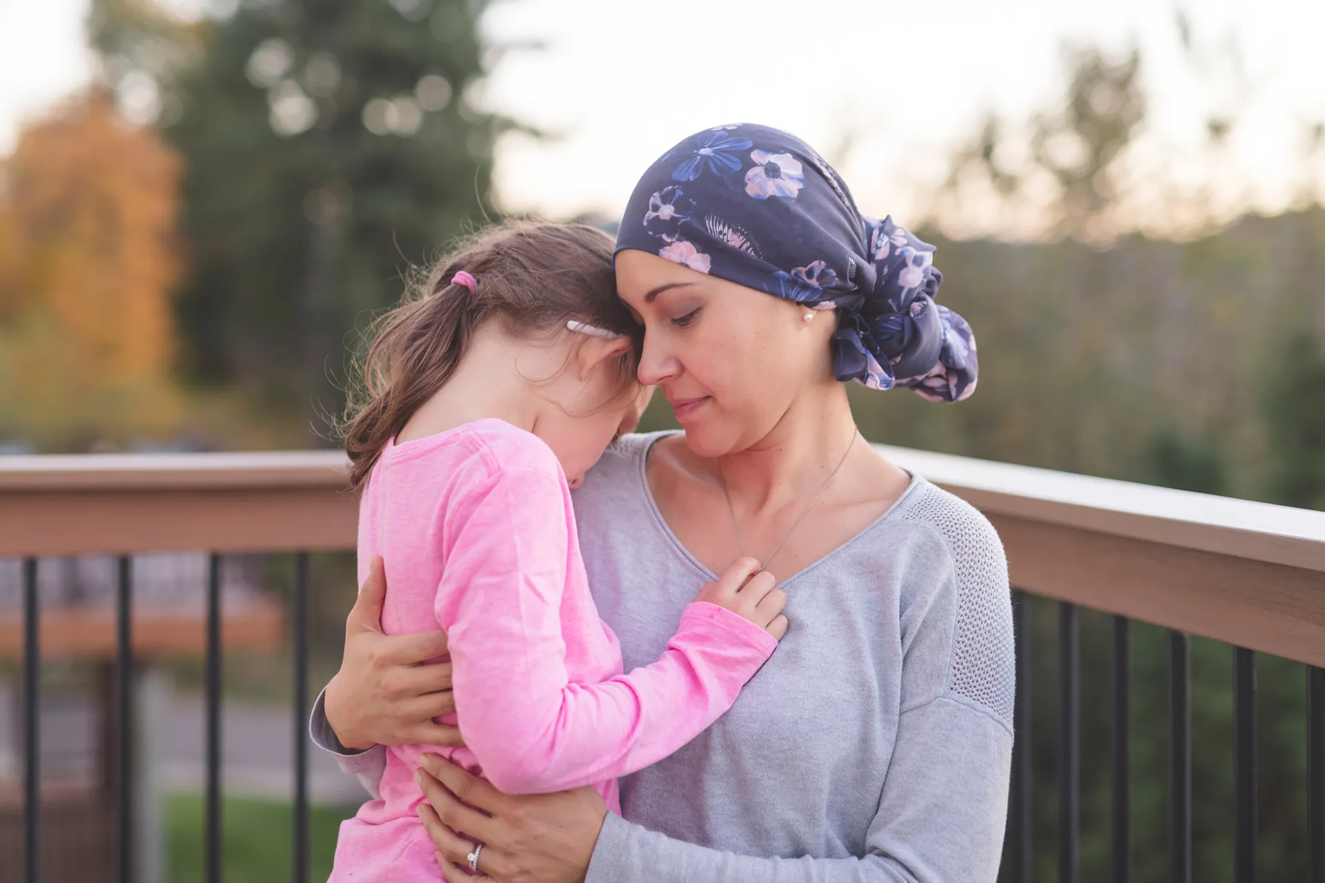 Ein Kind mit Schmetterlingskrankheit im Arm der Mutter